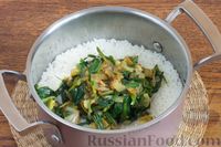 Фото приготовления рецепта: Рис с черемшой и соевым соусом - шаг №6