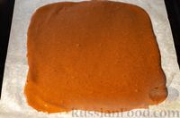Фото приготовления рецепта: Шоколадный бисквитный рулет с апельсинами и творожным кремом - шаг №6