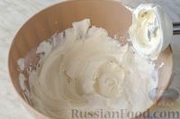 Фото приготовления рецепта: Шоколадный бисквитный рулет с апельсинами и творожным кремом - шаг №9