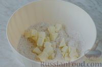 Фото приготовления рецепта: Пирог на кефире, с бананами и штрейзелем с корицей - шаг №5