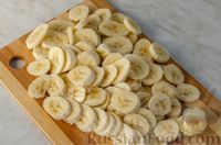 Фото приготовления рецепта: Пирог на кефире, с бананами и штрейзелем с корицей - шаг №16