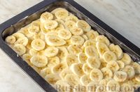 Фото приготовления рецепта: Пирог на кефире, с бананами и штрейзелем с корицей - шаг №18