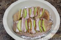 Фото приготовления рецепта: Куриные грудки, запечённые с яблоком и беконом - шаг №7