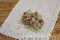Фото приготовления рецепта: Рыбное филе в лаваше, с помидорами, луком и сметанным соусом - шаг №8