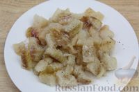 Фото приготовления рецепта: Рыбное филе в лаваше, с помидорами, луком и сметанным соусом - шаг №3