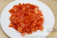 Фото приготовления рецепта: Рыбное филе в лаваше, с помидорами, луком и сметанным соусом - шаг №4