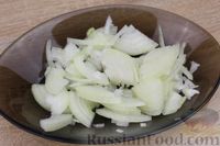 Фото приготовления рецепта: Рыбное филе в лаваше, с помидорами, луком и сметанным соусом - шаг №2