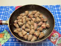 Фото приготовления рецепта: Куриные сердечки, тушенные в сливках, с морковью и луком - шаг №3