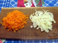 Фото приготовления рецепта: Куриные сердечки, тушенные в сливках, с морковью и луком - шаг №5