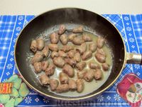 Фото приготовления рецепта: Куриные сердечки, тушенные в сливках, с морковью и луком - шаг №4