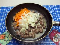 Фото приготовления рецепта: Куриные сердечки, тушенные в сливках, с морковью и луком - шаг №6
