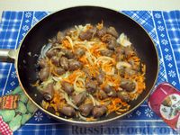 Фото приготовления рецепта: Куриные сердечки, тушенные в сливках, с морковью и луком - шаг №7