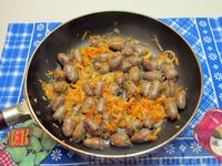 Фото приготовления рецепта: Куриные сердечки, тушенные в сливках, с морковью и луком - шаг №8