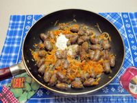 Фото приготовления рецепта: Куриные сердечки, тушенные в сливках, с морковью и луком - шаг №9