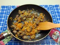 Фото приготовления рецепта: Куриные сердечки, тушенные в сливках, с морковью и луком - шаг №10