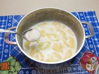 Фото приготовления рецепта: Молочный суп с клёцками - шаг №7