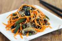 Фото к рецепту: Салат из шампиньонов со стручковой фасолью, морковью по-корейски и маслинами