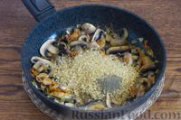 Фото приготовления рецепта: Тушёная капуста с грибами и булгуром, в томатном соусе - шаг №6