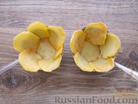 Фото приготовления рецепта: Яичница "Цветочек" с жареным картофелем (в духовке) - шаг №4