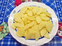 Фото приготовления рецепта: Картошка, жаренная с сосисками и яйцами - шаг №4