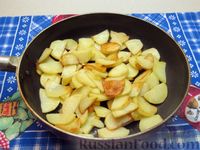 Фото приготовления рецепта: Картошка, жаренная с сосисками и яйцами - шаг №5