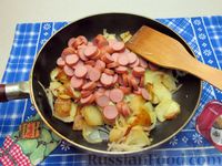 Фото приготовления рецепта: Картошка, жаренная с сосисками и яйцами - шаг №7