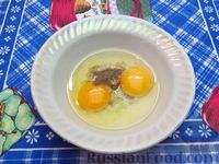 Фото приготовления рецепта: Картошка, жаренная с сосисками и яйцами - шаг №9