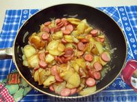 Фото приготовления рецепта: Картошка, жаренная с сосисками и яйцами - шаг №11