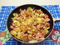 Фото приготовления рецепта: Картошка, жаренная с сосисками и яйцами - шаг №12