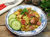 Фото приготовления рецепта: Картошка, жаренная с сосисками и яйцами - шаг №13