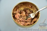 Фото приготовления рецепта: Салат с курицей, маринованными огурцами, болгарским перцем и сухариками - шаг №12