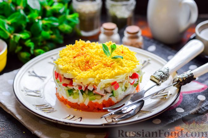 Салат с помидорами и крабовыми палочками без сыра