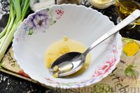 Фото приготовления рецепта: Салат с крабовыми палочками, фасолью, яйцами и сухариками - шаг №5