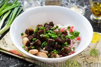 Фото приготовления рецепта: Салат с крабовыми палочками, фасолью, яйцами и сухариками - шаг №8