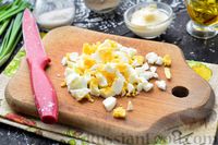 Фото приготовления рецепта: Салат с крабовыми палочками, фасолью, яйцами и сухариками - шаг №2