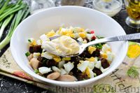 Фото приготовления рецепта: Салат с крабовыми палочками, фасолью, яйцами и сухариками - шаг №10