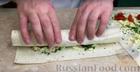Фото приготовления рецепта: Лаваш с сыром сулугуни, помидорами и зеленью (на сковороде) - шаг №8