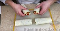 Фото приготовления рецепта: Лаваш с сыром сулугуни, помидорами и зеленью (на сковороде) - шаг №9