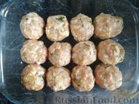 Фото приготовления рецепта: Куриные фрикадельки, запечённые в луковом соусе - шаг №5