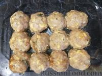 Фото приготовления рецепта: Куриные фрикадельки, запечённые в луковом соусе - шаг №10