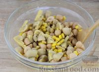 Фото приготовления рецепта: Салат из грибов с кукурузой и фасолью - шаг №7