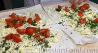 Фото приготовления рецепта: Лаваш с сыром сулугуни, помидорами и зеленью (на сковороде) - шаг №6