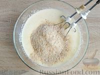 Фото приготовления рецепта: Пирог на кефире, из панировочных сухарей, с молочной заливкой - шаг №6