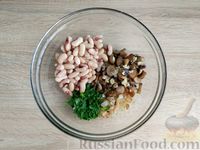 Фото приготовления рецепта: Постный салат с шампиньонами и консервированной фасолью - шаг №7