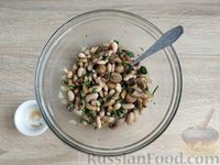 Фото приготовления рецепта: Постный салат с шампиньонами и консервированной фасолью - шаг №8