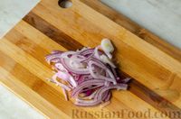 Фото приготовления рецепта: Салат из пекинской капусты и свёклы с оливками и консервированным горошком - шаг №4