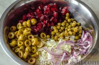 Фото приготовления рецепта: Салат из пекинской капусты и свёклы с оливками и консервированным горошком - шаг №7