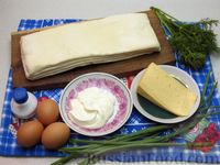 Фото приготовления рецепта: Закусочные слойки с варёными яйцами, сыром и зеленью - шаг №1