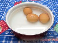Фото приготовления рецепта: Закусочные слойки с варёными яйцами, сыром и зеленью - шаг №3
