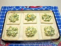 Фото приготовления рецепта: Закусочные слойки с варёными яйцами, сыром и зеленью - шаг №9